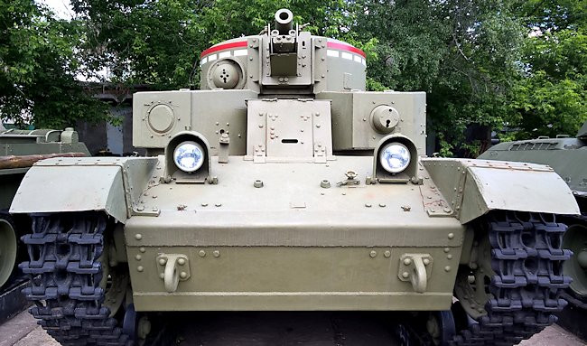 Trong lịch sử, một loạt các quốc gia khác ngoài Liên Xô từng sử dụng loại xe tăng này bao gồm Phần Lan với 7 chiếc chiến lợi phẩm, Hungary với một chiếc chiến lợi phẩm, Romania với hai chiếc, Đức quốc xã với ít nhất một chiếc và Thổ Nhĩ Kỳ cũng có 2 chiếc được mua từ Liên Xô trước năm 1935. Nguồn ảnh: Warhistory.