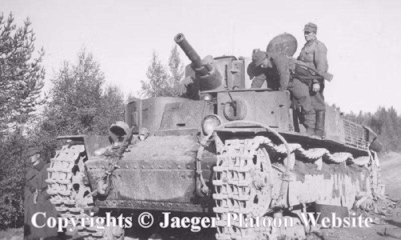 Sáu người trong kíp chiến đấu của T-28 bao gồm một lái xe, hai xạ thủ súng máy điều khiển hai tháp pháo phụ, một trưởng xa, một pháo thủ điều khiển tháp pháo chính và một nạp đạn viên kiêm điện đài viên. Nguồn ảnh: Warhistory.