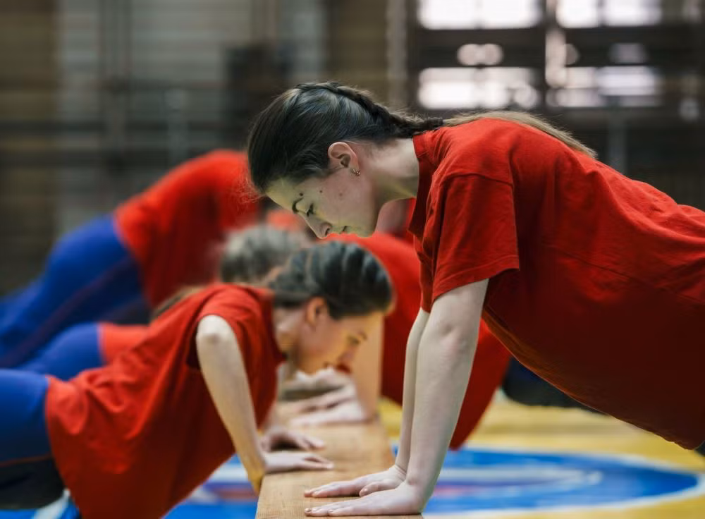 Mặc dù vậy các bài tập luyện và yêu cầu về thể lực giữa hai giới là hoàn toàn giống nhau. Nguồn ảnh: Sputnik.