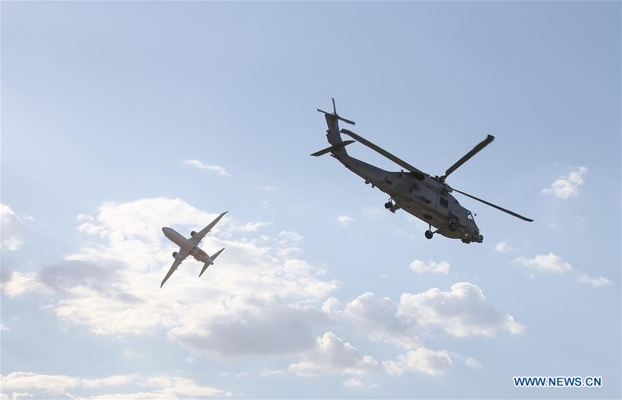 Màn trình diễn cực kỳ mãn nhãn với trực thăng và máy bay chở khách cùng phối hợp bay trong khuôn khổ của triển lãm hàng không Australia. Nguồn ảnh: Xinhua.