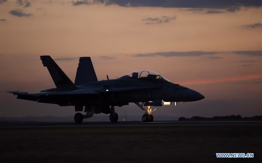 Tiêm kích F/A-18 tham gia bay trình diễn tại triển lãm hàng không Australia. Nguồn ảnh: Xinhua.