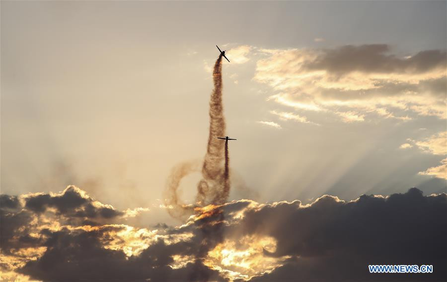 Một màn trình diễn đẹp mắt của các máy bay Pilatus PC-9 - loại máy bay sử dụng động cơ piston cho phép chúng có khả năng bay với tốc độ tối thiểu rất chậm và những pha lượn vòng, bẻ lái cực kỳ điêu luyện. Nguồn ảnh: Xinhua.