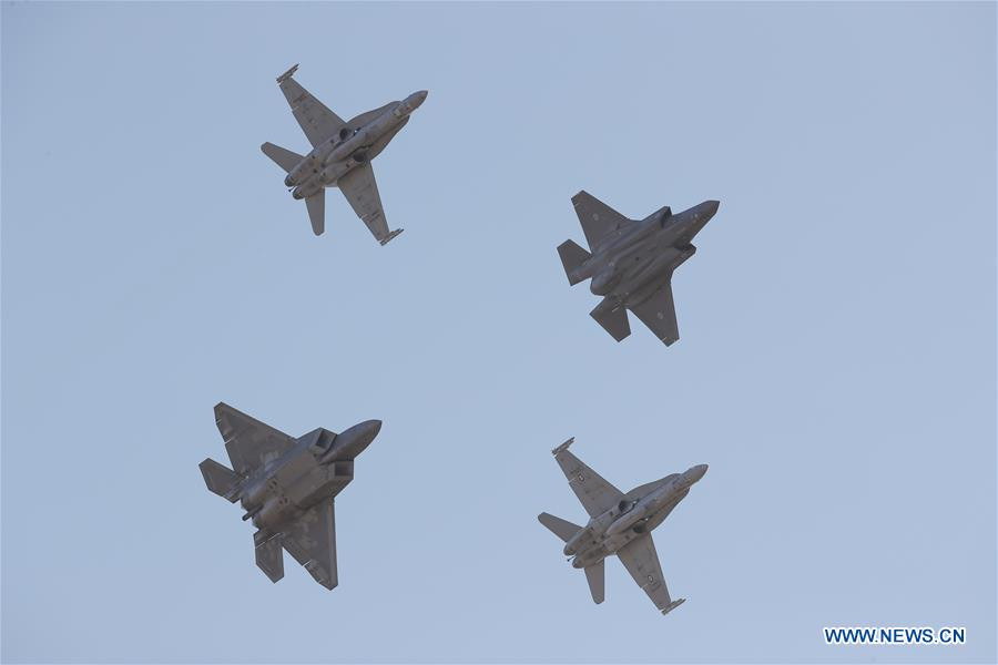 Avalon Air Show 2019 - chính thức được khai mạc từ hôm 26/2 và vừa kết thúc hôm 3/3 vừa qua, được xem là triển lãm hàng không thường niên lớn nhất châu Đại dương. Trong ảnh: Các tiêm kích F/A-18, F-22 và F-35 trình diễn trong ngày khai mạc triển lãm Avalon Air Show. Nguồn ảnh: Xinhua.