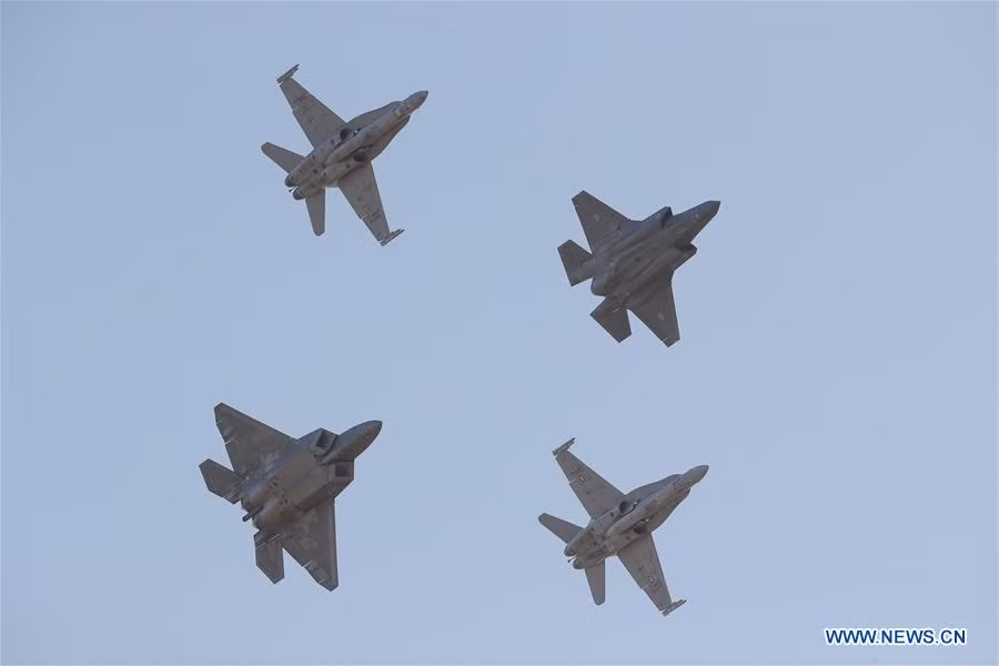 Avalon Air Show 2019 - chính thức được khai mạc từ hôm 26/2 và vừa kết thúc hôm 3/3 vừa qua, được xem là triển lãm hàng không thường niên lớn nhất châu Đại dương. Trong ảnh: Các tiêm kích F/A-18, F-22 và F-35 trình diễn trong ngày khai mạc triển lãm Avalon Air Show. Nguồn ảnh: Xinhua.