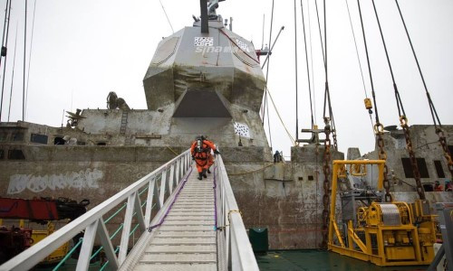 Hệ thống radar của KNM Helge Ingstad dường như đã hư hỏng hoàn toàn với rất nhiều rỉ sắt và vết ố bám trên bề mặt radar. Nguồn ảnh: Sina.