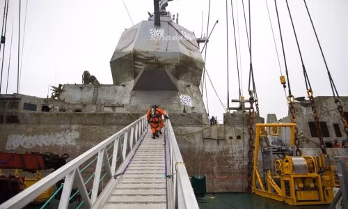 Hệ thống radar của KNM Helge Ingstad dường như đã hư hỏng hoàn toàn với rất nhiều rỉ sắt và vết ố bám trên bề mặt radar. Nguồn ảnh: Sina.