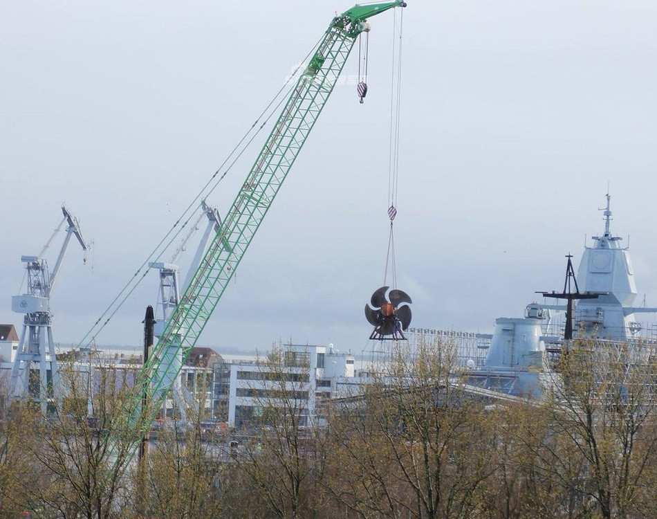 Những hình ảnh mới nhất từ cảng sửa chữa của Hải quân Nauy cho thấy quá trình sửa chữa sẽ hết sức phức tạp, hệ thống chân vịt được tháo rời đồng nghĩa với việc nhiều khả năng, khối động cơ của KNM Helge Ingstad sẽ được thay mới hoặc phải đưa ra ngoài sửa chữa. Nguồn ảnh: Sina.