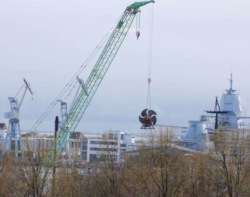 Những hình ảnh mới nhất từ cảng sửa chữa của Hải quân Nauy cho thấy quá trình sửa chữa sẽ hết sức phức tạp, hệ thống chân vịt được tháo rời đồng nghĩa với việc nhiều khả năng, khối động cơ của KNM Helge Ingstad sẽ được thay mới hoặc phải đưa ra ngoài sửa chữa. Nguồn ảnh: Sina.