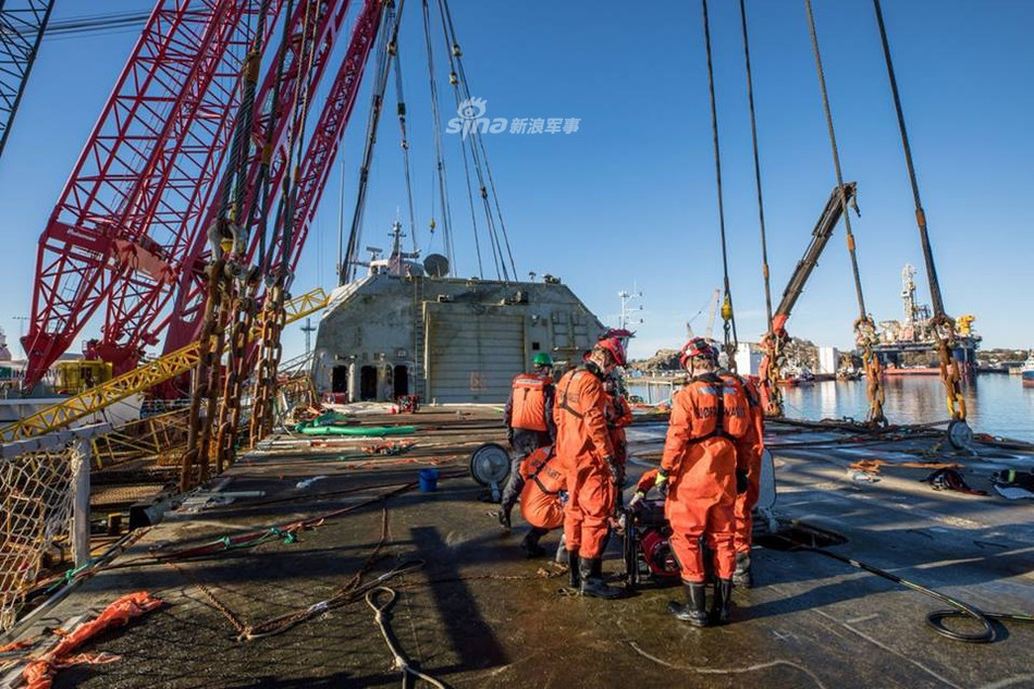 Tuy nhiên ở khu vực phía sau tàu - nơi có sàn đỗ trực thăng, mọi chuyện lại không được khả quan như vậy. Nguồn ảnh: Sina.