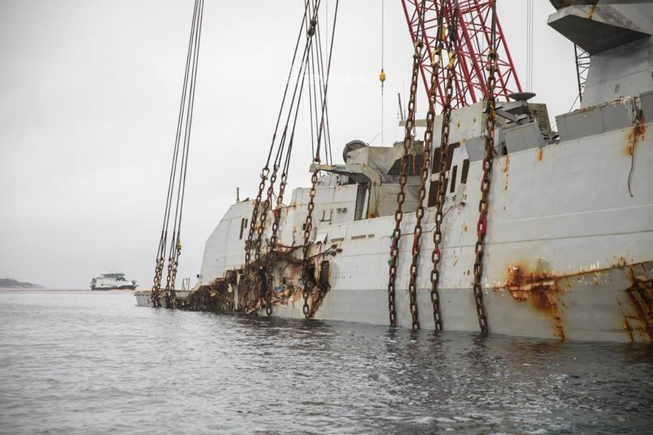 Chỉ tính riêng quá trình tẩy mặn của KNM Helge Ingstad cũng có thể tốn tới hàng chục triệu USD. Chưa kể tới việc phần thân vỏ của tàu cũng bị hư hỏng nặng sau cú đâm với tàu vận tải và pha ủi bãi không thành công. Nguồn ảnh: Sina.