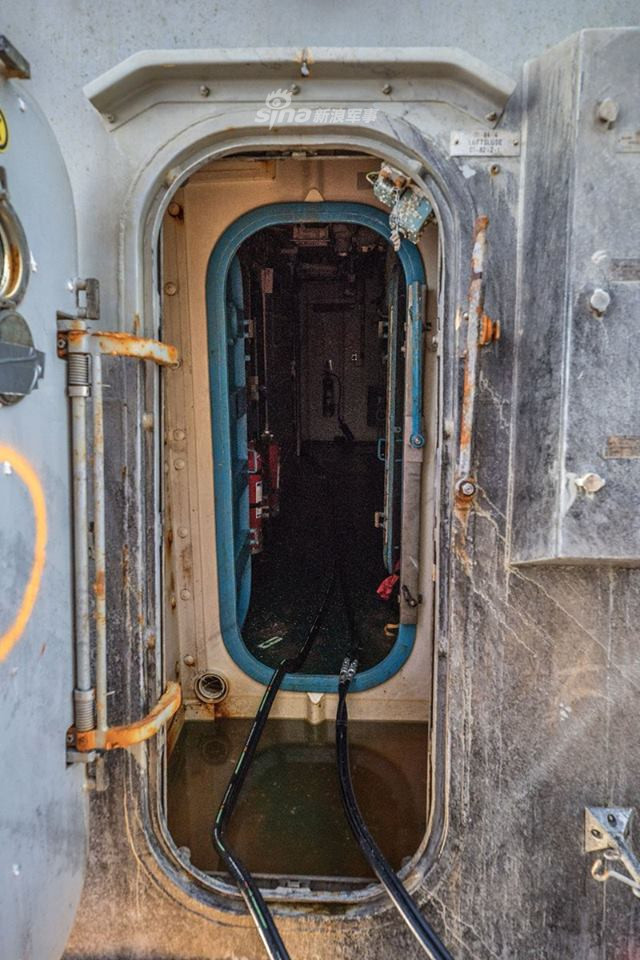 Bên trong tàu vẫn còn ngập nước biển, hệ thống điện, điện tử trên tàu được cho là đã hư hỏng hoàn toàn tuy nhiên vẫn chưa rõ, phía Na Uy sẽ phải chi bao nhiêu tiền để sửa chữa con tàu này. Nguồn ảnh: Sina.