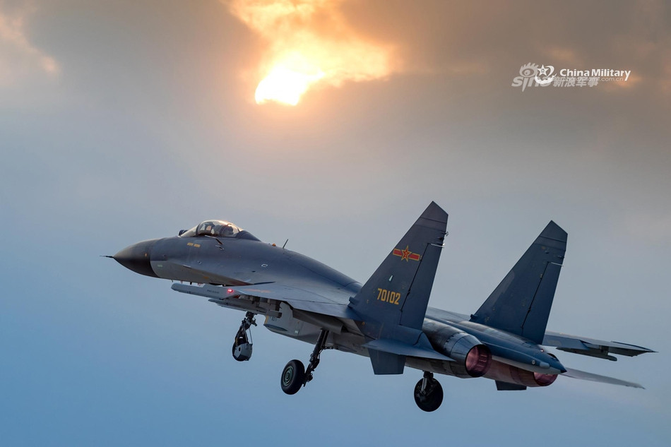 Máy bay J-11 của Trung Quốc được trang bị 1 khẩu pháo 30mm lợi GSh-30-1 kèm theo đó là 10 giá treo vũ khí với các loại tên lửa, bom và pháo phản lực các loại. Nguồn ảnh: Sina.