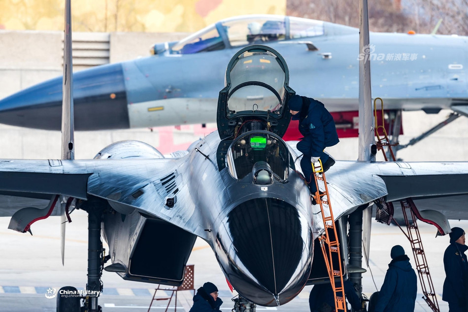 Đây được xem là bản sao chép máy bay mà Trung Quốc đã tự ý sản xuất khiến Nga khá giận giữ. Tuy nhiên Trung Quốc sau này vẫn tiếp tục sao chép chiếc Su-33 để tạo ra J-15 hay Su-30MKK để làm ra J-16. Nguồn ảnh: Sina.