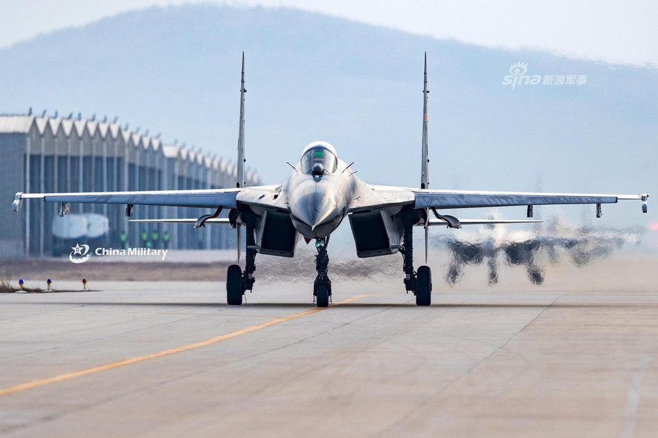 Động cơ này cho phép tiêm kích J-11 bay với tốc độ tối đa lên tới Mach 2,35 tương đương với 2500 km/h và có tầm bay tối đa lên tới 3720 km kèm theo bán kính chiến đấu lên tới 2000 km. Nguồn ảnh: Sina.