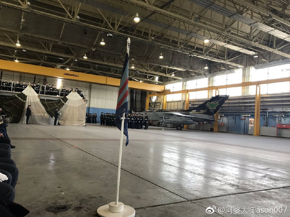 Khẩu pháo mà Tornado mang theo có cỡ nòng khá dị so với các loại pháo khác được sử dụng trên chiến đấu cơ - đó là khẩu pháo 27mm với cơ số đạn là 180 viên. Ngoài ra chiếc chiến đấu cơ này còn có 11 giá treo giúp nó mang được tối đa 9 tấn vũ khí. Nguồn ảnh: Sina.