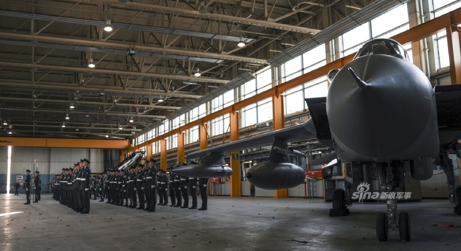 Panavia Tornado là dòng chiến đấu cơ đa năng/cường kích, có chiều dài 16,72 mét và sải cánh có khả năng "cụp - xoè" với diện tích mặt cánh tối đa 26,6 mét. Loại máy bay này có trọng lượng rỗng là 13,8 tấn trong khi trọng lượng cất cánh tối đa là 28 tấn. Nguồn ảnh: Sina.