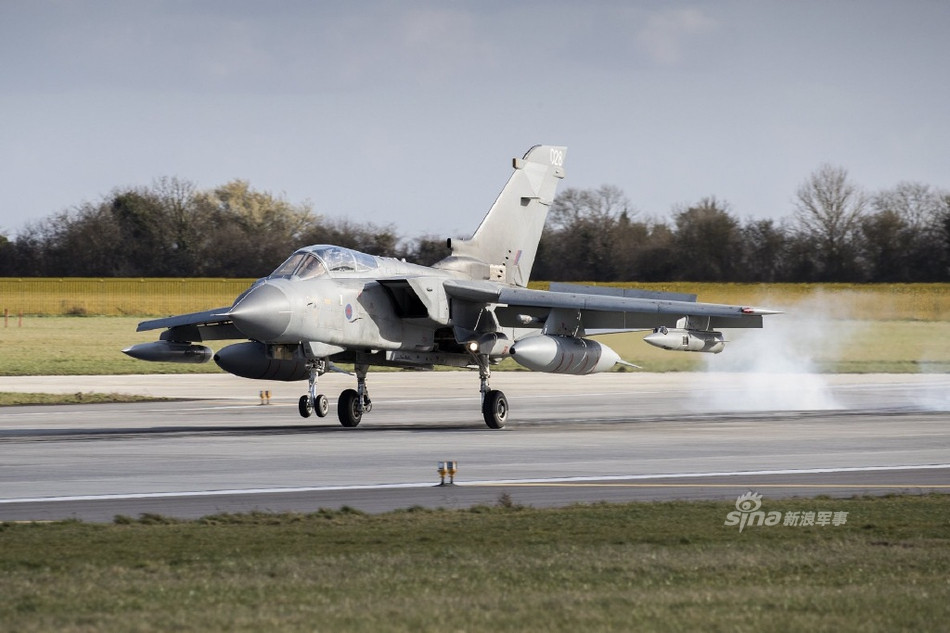 Tornado có tầm hoạt động tối đa 1390 km với các nhiệm vụ tấn công thông thường. Khi bay không tải với 4 thùng xăng phụ, chiến đấu cơ này có tầm hoạt động lên tới 3890 km. Nguồn ảnh: Sina.