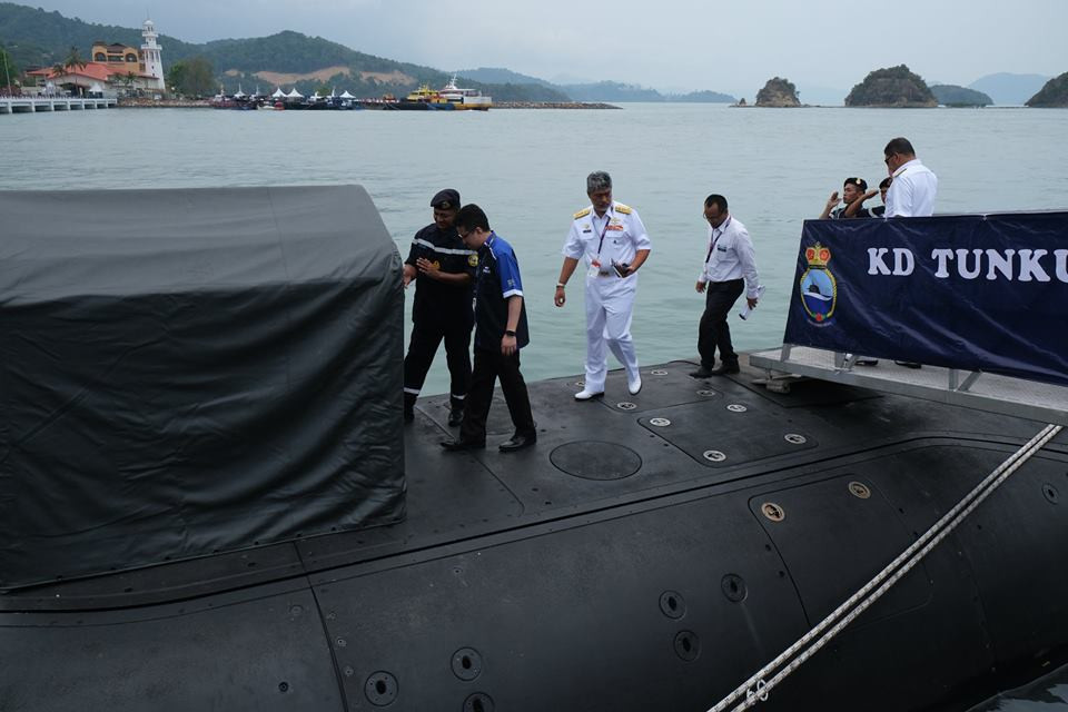 Đặc biệt, khách thăm quan còn có cơ hội xuống thăm quan tàu ngầm. Tuy nhiên do không gian có giới hạn nên không phải ai cũng có thể lên được tàu.