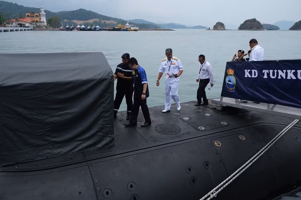 Đặc biệt, khách thăm quan còn có cơ hội xuống thăm quan tàu ngầm. Tuy nhiên do không gian có giới hạn nên không phải ai cũng có thể lên được tàu.