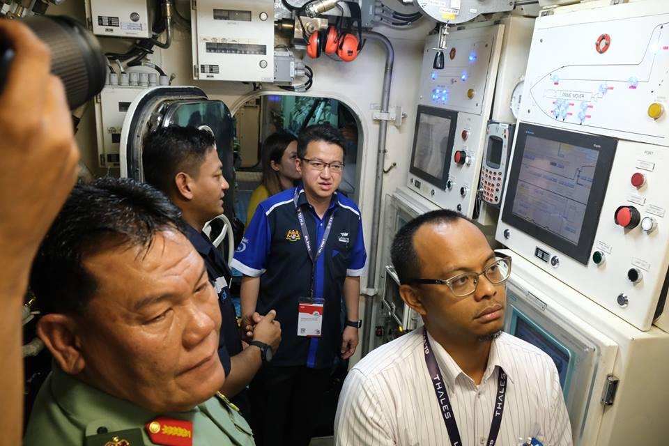 Bên trong tàu ngầm là không gian rất chật hẹp nhưng cực kỳ hiện đại.