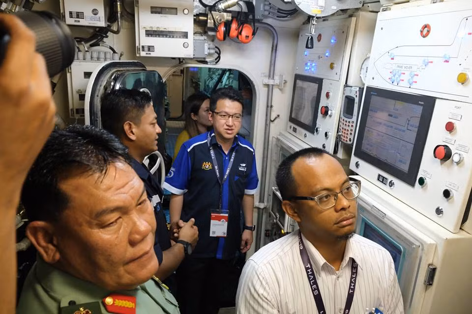 Bên trong tàu ngầm là không gian rất chật hẹp nhưng cực kỳ hiện đại.