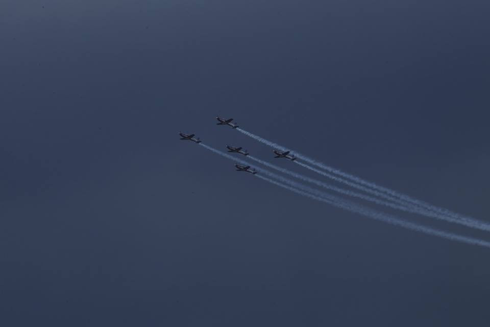 Đội bay trình diễn của nước chủ nhà sử dụng loại máy bay thể thao một động cơ cánh quạt trong màn trình diễn mở màn.