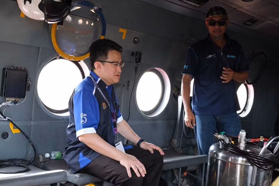 Khách thăm quan có thể thoải mái vào thăm nội thất và thậm chí ngồi lên khoang lái của các loại khí tài cỡ lớn này.