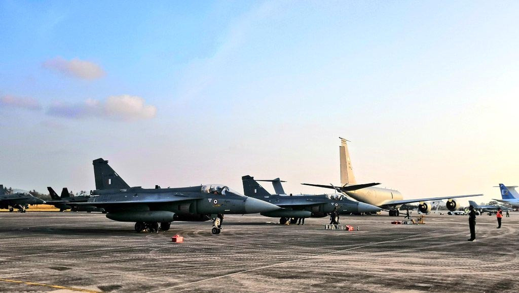 Các chiến đấu cơ HAL của Không quân Ấn Độ xuất hiện ngay trong ngày khai mạc.