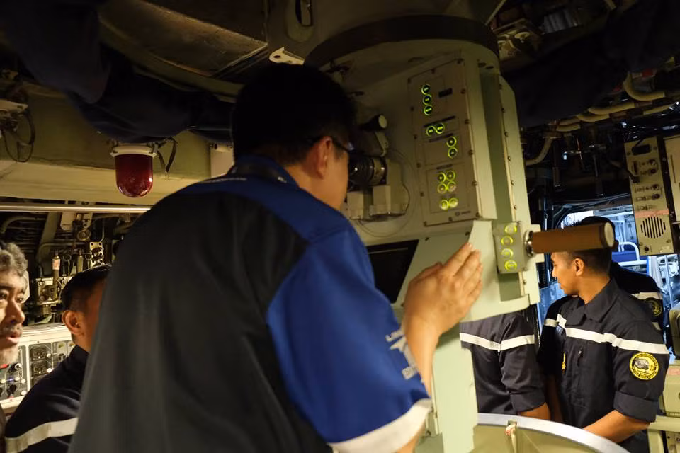 Hệ thống kính tiềm vọng trên tàu được kích hoạt cho khách thăm quan sử dụng.