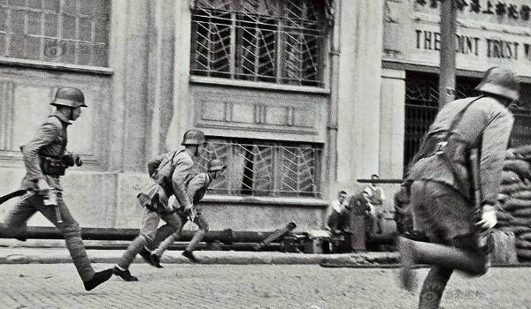 Tuỳ từng số liệu báo cáo mà thương vong của Nhật có phần thay đổi. Phía Nhật cho biết, họ chỉ mất khoảng 60.000 lính trong đó có khoảng hơn 9000 hy sinh còn lại là bị thương. Nguồn ảnh: Weibo.