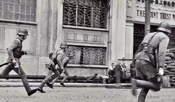 Tuỳ từng số liệu báo cáo mà thương vong của Nhật có phần thay đổi. Phía Nhật cho biết, họ chỉ mất khoảng 60.000 lính trong đó có khoảng hơn 9000 hy sinh còn lại là bị thương. Nguồn ảnh: Weibo.