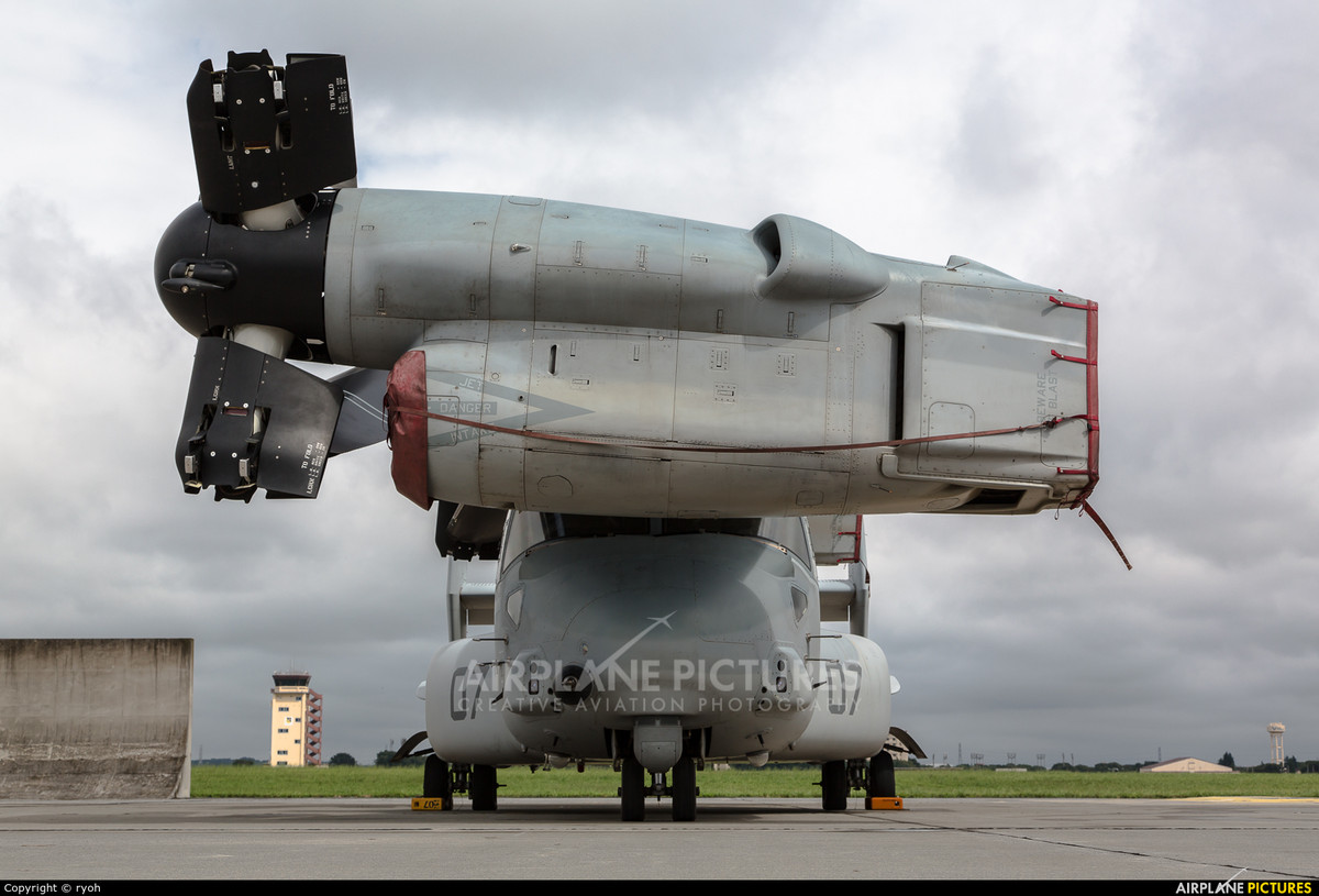 Do được thiết kế để tối ưu hoá cho việc hoạt động trên tàu sân bay và tàu đổ bộ tấn công, V-22 có khả năng gập cả hai động cơ và cánh quạt để giảm tối thiểu diện tích cất trữ. Nguồn ảnh: Airplane.