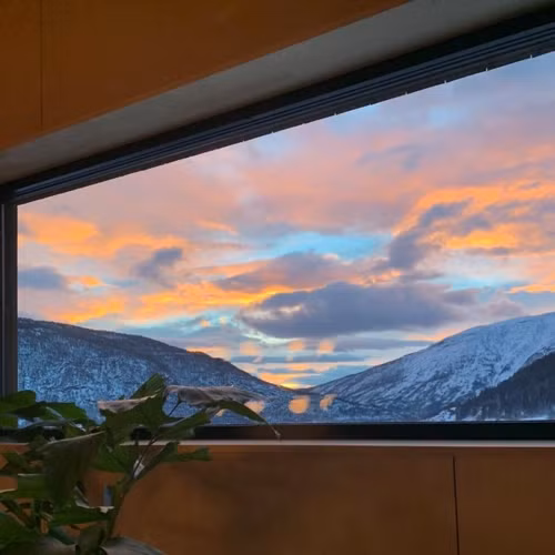 Hình ảnh được chụp qua khung cửa sổ rộng lớn của một ngôi nhà trông không khác gì một bức tranh thiên nhiên treo tường đầy ấn tượng.