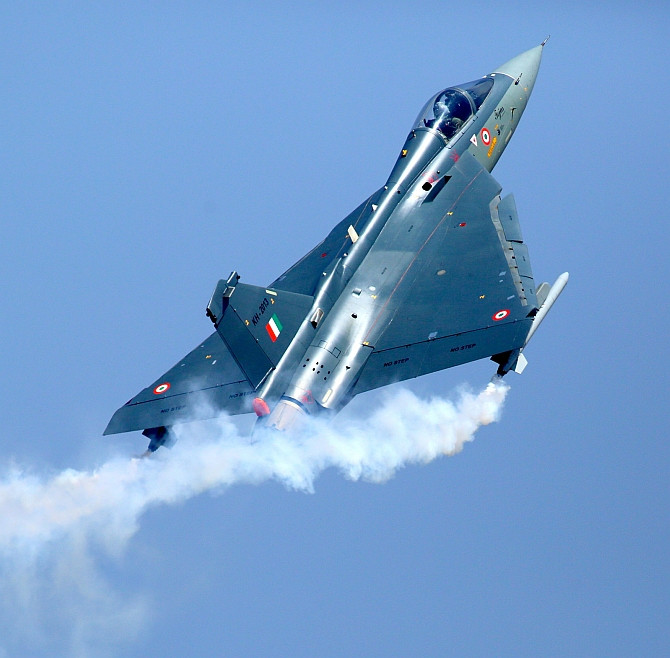 Thiết kế của HAL Tejas cực kỳ đặc biệt, ít thấy trên các loại máy bay khác đó là nó có kiểu dáng cánh tam giác, hoàn toàn không có cánh ngang ở đuôi do cánh chính đã kéo dài từ khoang lái cho tới tận động cơ. Nguồn ảnh: Militarynews.
