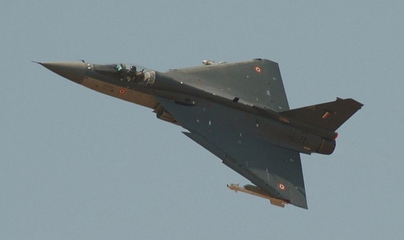 Kết hợp với hệ thống điều khiển bay fly-by-wire, HAL Tejas được nhận định là có kiểu dáng thiết kế độc đáo nhất và là loại chiến đấu cơ đa năng siêu âm nhỏ nhất, nhẹ nhất từng được chế tạo trên thế giới hiện nay. Nguồn ảnh: Militarynews.
