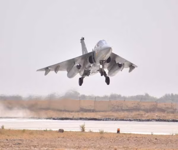 Tiêm kích HAL Tejas có hệ thống điều khiển hoả lực thông minh giúp nó triển khai được mọi loại vũ khí như các tiêm kích hiện đại khác ngày nay, bao gồm tên lửa không đối không, tên lửa không đối đất, tên lửa không đối hạm hay bom dẫn đường,... Nguồn ảnh: Militarynews.