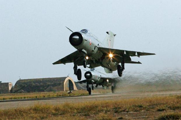 Ngoài việc nổi danh là chiến đấu cơ phản lực được sử dụng nhiều nhất trong lịch sử, MiG-21 cũng được biết tới với tai tiếng là loại tiêm kích... gặp tai nạn nhiều nhất trong lịch sử. Chỉ tính riêng Không quân Ấn Độ đã mất khoảng 500 chiếc MiG-21 trong hơn nửa thế kỷ sử dụng loại tiêm kích này tới nay, nguyên nhân chủ yếu là do tai nạn. Nguồn ảnh: Olym.