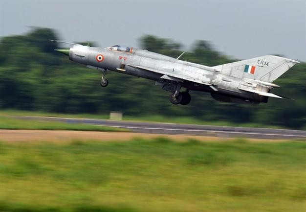 Các tiêm kích MiG-21 đầu tiên được Ấn Độ đặt hàng vào năm 1961 với các phiên bản bao gồm MiG-21FL, MiG-21M và MiG-21 Bison. Ngay từ đơn đặt hàng đầu tiên, Ấn Độ đã đòi mua tới... 657 chiếc MiG-21 từ phía Liên Xô. Nguồn ảnh: Forces.