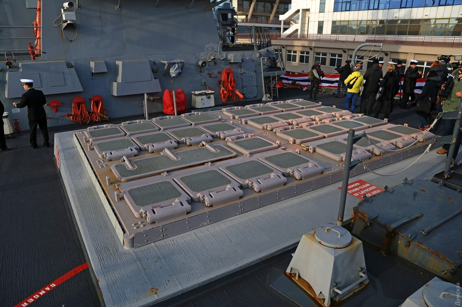 Sự việc đã khiến truyền thông Nga "nóng mặt" và phía Nga cho rằng, việc Ukraine không những đón tàu Mỹ vào cảng Odessa qua khu vực biển cực kỳ nhạy cảm giữa hai nước và mở cửa thăm quan cho người dân địa phương có thể ảnh hưởng nghiêm trọng tới mối quan hệ giữa Moscow và Kiev. Nguồn ảnh: Sina.