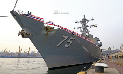 Ngày 27/2, khu trục hạm USS Donald Cook đã rời cảng Odessa và quay trở về Địa Trung Hải. Nó được tàu tuần tra Đô đốc Essen của Nga "tiễn" ra tận Địa Trung Hải và trên đường đi còn giáp mặt với tàu Đô đốc Makarov - một tàu chiến khác của Nga đang quay về biển Đen từ biển Địa Trung Hải. Nguồn ảnh: Sina.