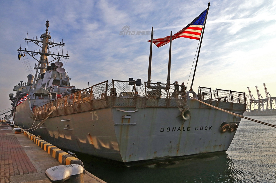 Theo những thông tin được truyền thông Ukraine đăng tải, tàu USS Donald Cook đã mở cửa trong vòng ba ngày để đón tiếp những người dân địa phương có thể lên tàu thăm quan. Nguồn ảnh: Sina.