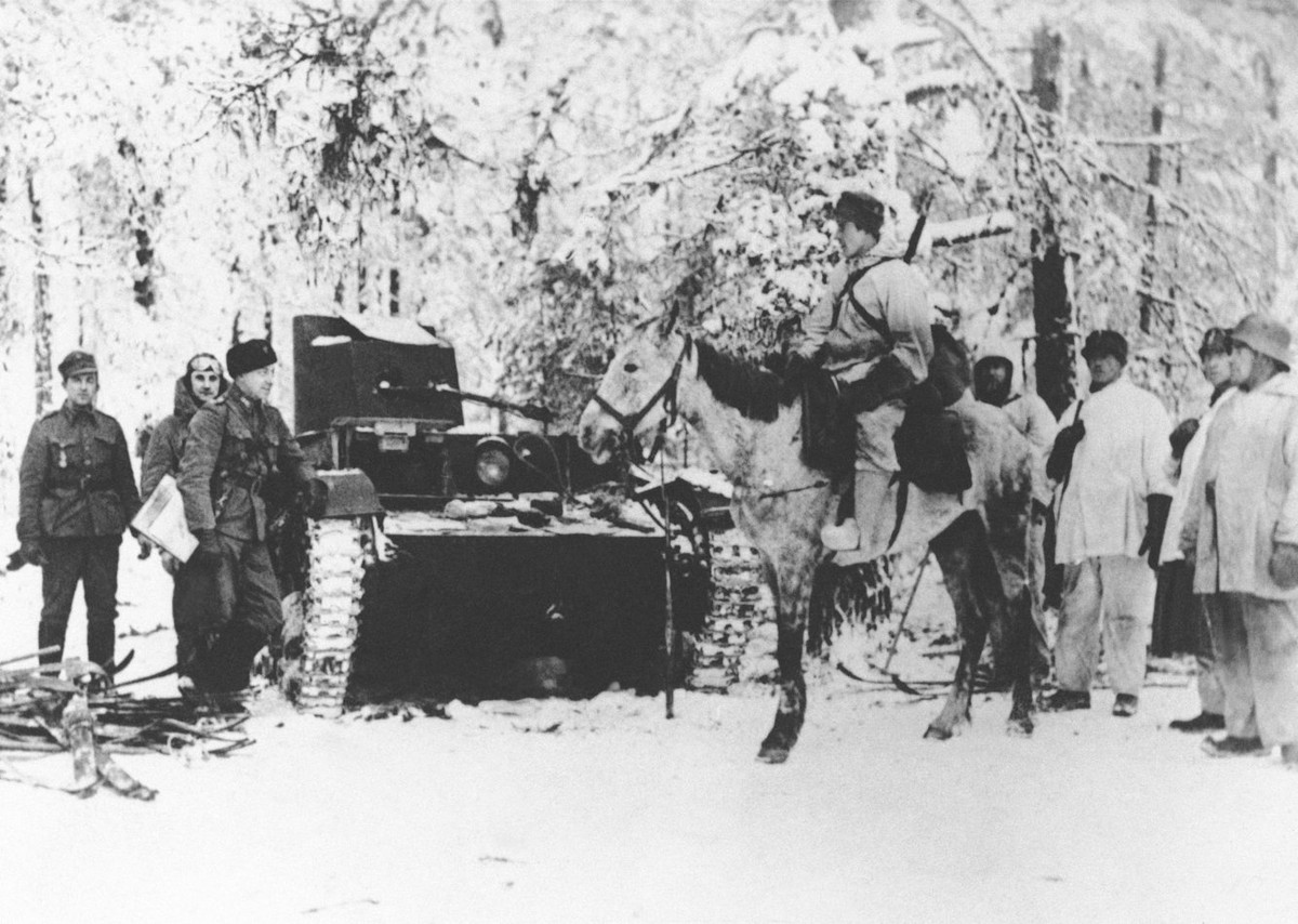 Liên Xô huy động vào cuộc chiến này quân số khoảng 300.000 lính, trong đó có tới gần 200.000 lính thương vong chỉ sau 100 ngày chiến đấu. Nhiều nguồn tin khác còn cho biết, có thể Liên Xô đã tung ra tới 1 triệu quân và thiệt hại lên tới 300.000 lính thương vong.