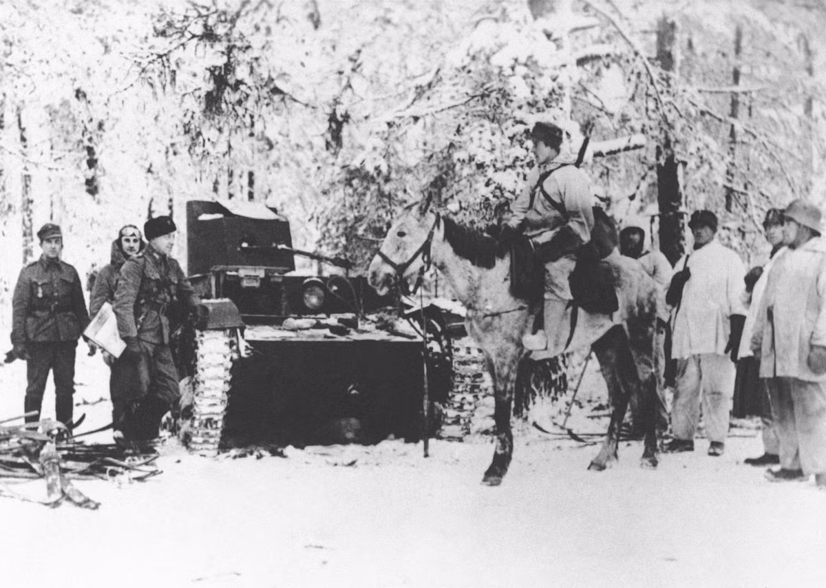 Liên Xô huy động vào cuộc chiến này quân số khoảng 300.000 lính, trong đó có tới gần 200.000 lính thương vong chỉ sau 100 ngày chiến đấu. Nhiều nguồn tin khác còn cho biết, có thể Liên Xô đã tung ra tới 1 triệu quân và thiệt hại lên tới 300.000 lính thương vong.