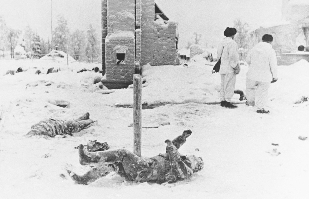 Một trong những lý do đơn giản khiến Liên Xô thiệt hại nặng đó là quân phục của Hồng quân có màu nâu và họ rất nổi bật trong nền tuyết trắng. Đổi lại, phía Phần Lan lại tỏ ra cực kỳ khôn ngoan khi trang bị cho binh lính của mình những bộ quần áo khoác ngoài màu trắng để nguỵ trang.