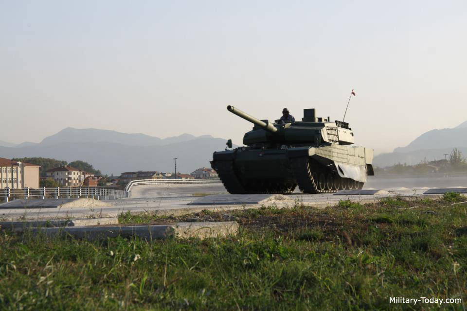 Đầu tháng 11/2018 vừa rồi, xe tăng Altay cũng thắng hợp đồng cung cấp xe tăng chiến đấu chủ lực cho Quân đội Thổ Nhĩ Kỳ với giá trị kỷ lục lên tới 3,5 tỷ USD cho 250 chiếc. Nguồn ảnh: Miltary-today.