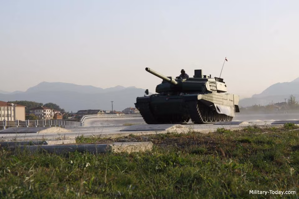 Đầu tháng 11/2018 vừa rồi, xe tăng Altay cũng thắng hợp đồng cung cấp xe tăng chiến đấu chủ lực cho Quân đội Thổ Nhĩ Kỳ với giá trị kỷ lục lên tới 3,5 tỷ USD cho 250 chiếc. Nguồn ảnh: Miltary-today.