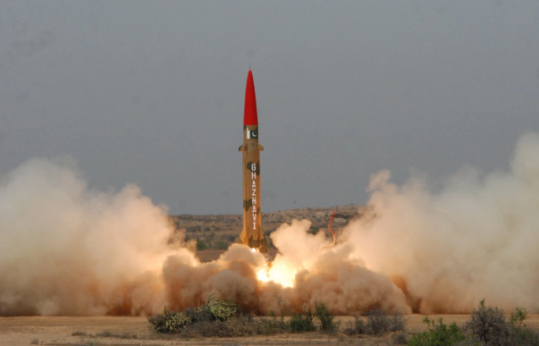 Điều này đồng nghĩa với việc, trong trường hợp xung đột giữa Ấn Độ và Pakistan diễn ra, dù rất thấp nhưng chắc chắn vẫn có nguy cơ cả hai nước này để sử dụng hạt nhân trong một ván bài "tất tay" nếu tình hình vượt quá tầm kiểm soát. Nguồn ảnh: Nationalinterest. Mời độc giả xem Video: Ấn Độ và Pakistan xung đột vũ trang. Nguồn: VTC14.