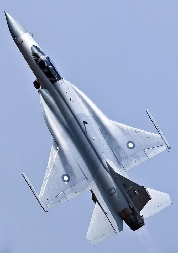 Có tên đầy đủ là CAC/PAC JF-17 Thunder, tiêm kích JF-17, được xác định chính là loại máy bay đã bắn hạ chiếc MiG-21 Bison của Không quân Ấn Độ hôm vừa rồi. Điều đặc biệt ở chỗ, JF-17 lại là loại tiêm kích do Trung Quốc sản xuất. Nguồn ảnh: PAF.