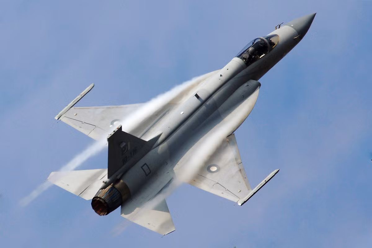 Động cơ này cho phép JF-17 bay được ở tốc độ tối đa lên tới Mach 1.6 tương đương với gần 2000 km/h. Trần bay tối đa của loại máy bay này là 16.916 mét. Nguồn ảnh: PAF.