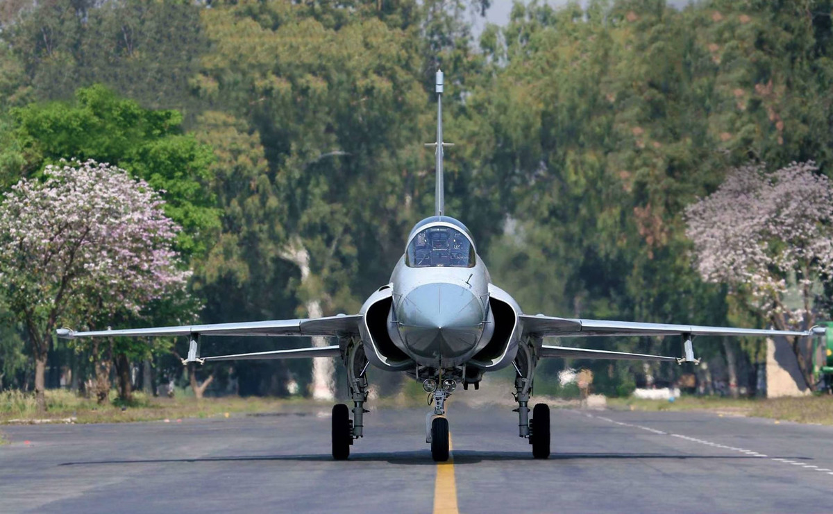 Toàn bộ chương trình nghiên cứu và phát triển JF-17 của Pakistan và Trung Quốc kết hợp đã tốn khoảng nửa tỷ USD. Giá thành của mỗi chiếc được cho là từ 25 triệu USD tới tối đa 35 triệu USD tuỳ từng phiên bản. Nguồn ảnh: PAF.